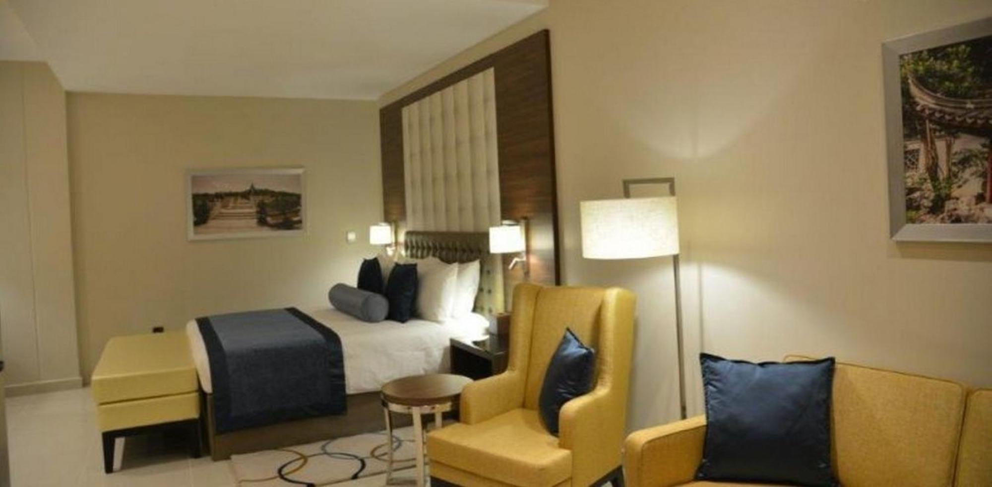 Room In Lodge - The Envoy Hotel And Suites Abuja Bagian luar foto