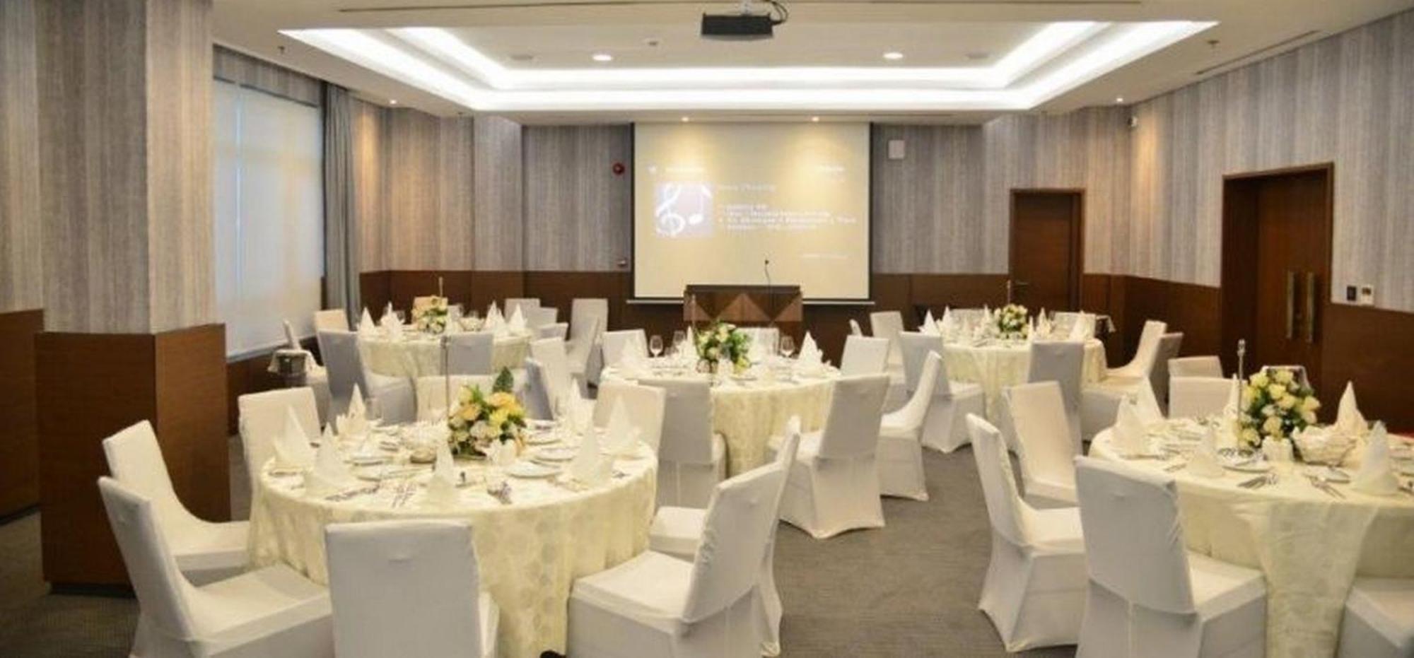 Room In Lodge - The Envoy Hotel And Suites Abuja Bagian luar foto