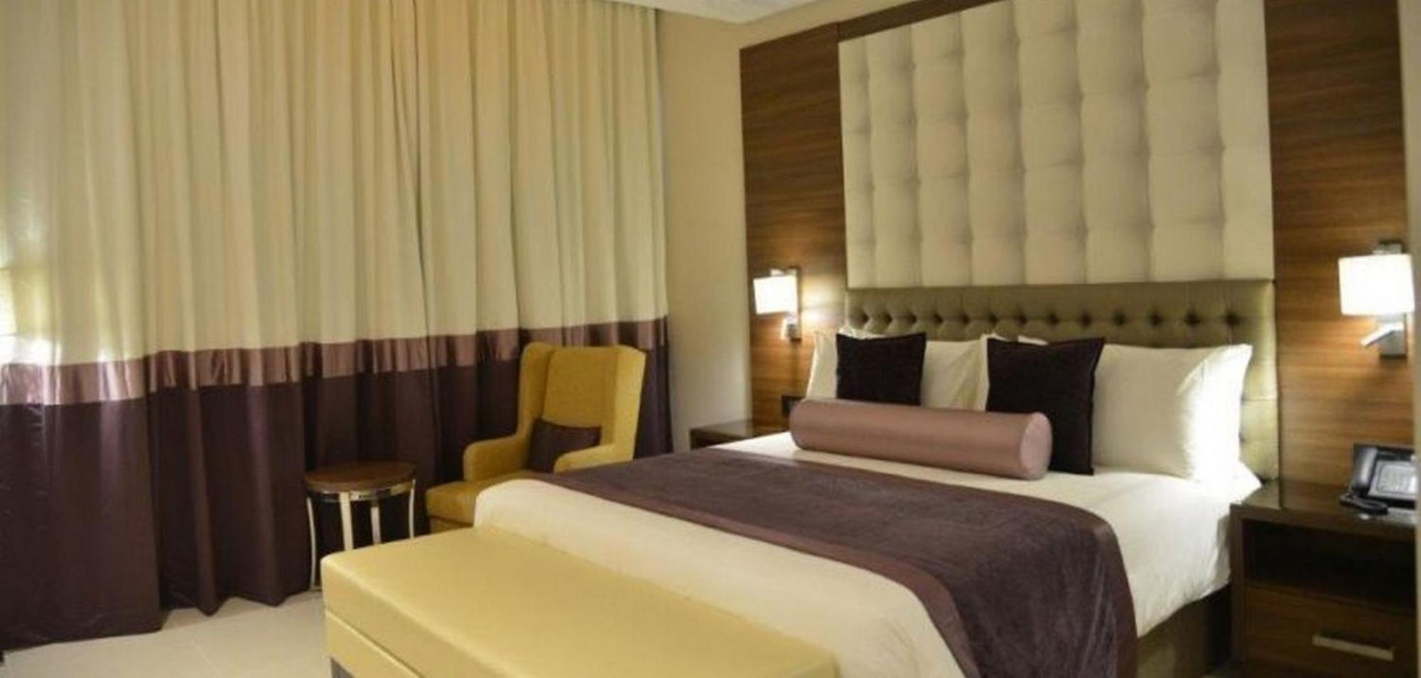 Room In Lodge - The Envoy Hotel And Suites Abuja Bagian luar foto