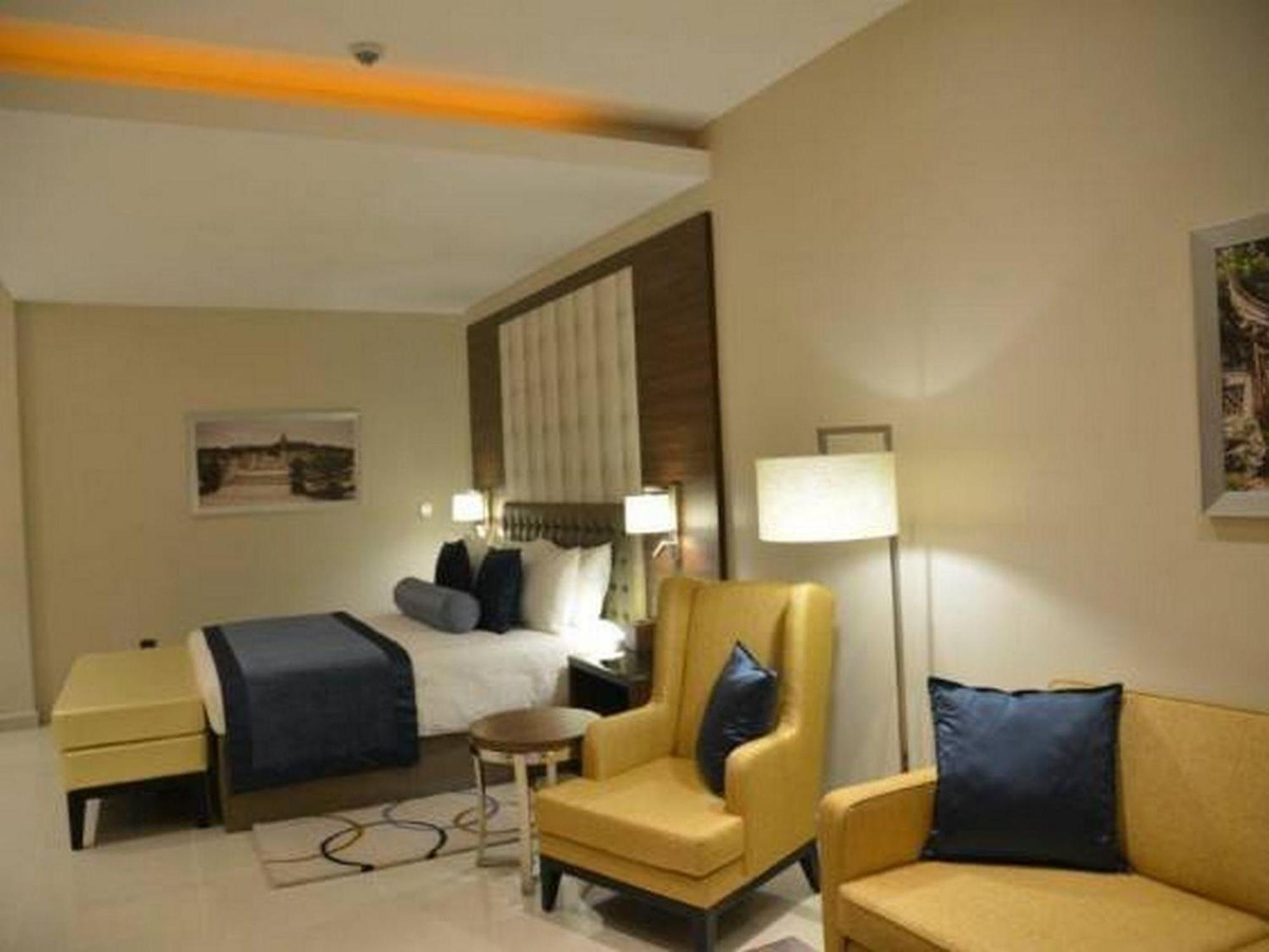 Room In Lodge - The Envoy Hotel And Suites Abuja Bagian luar foto
