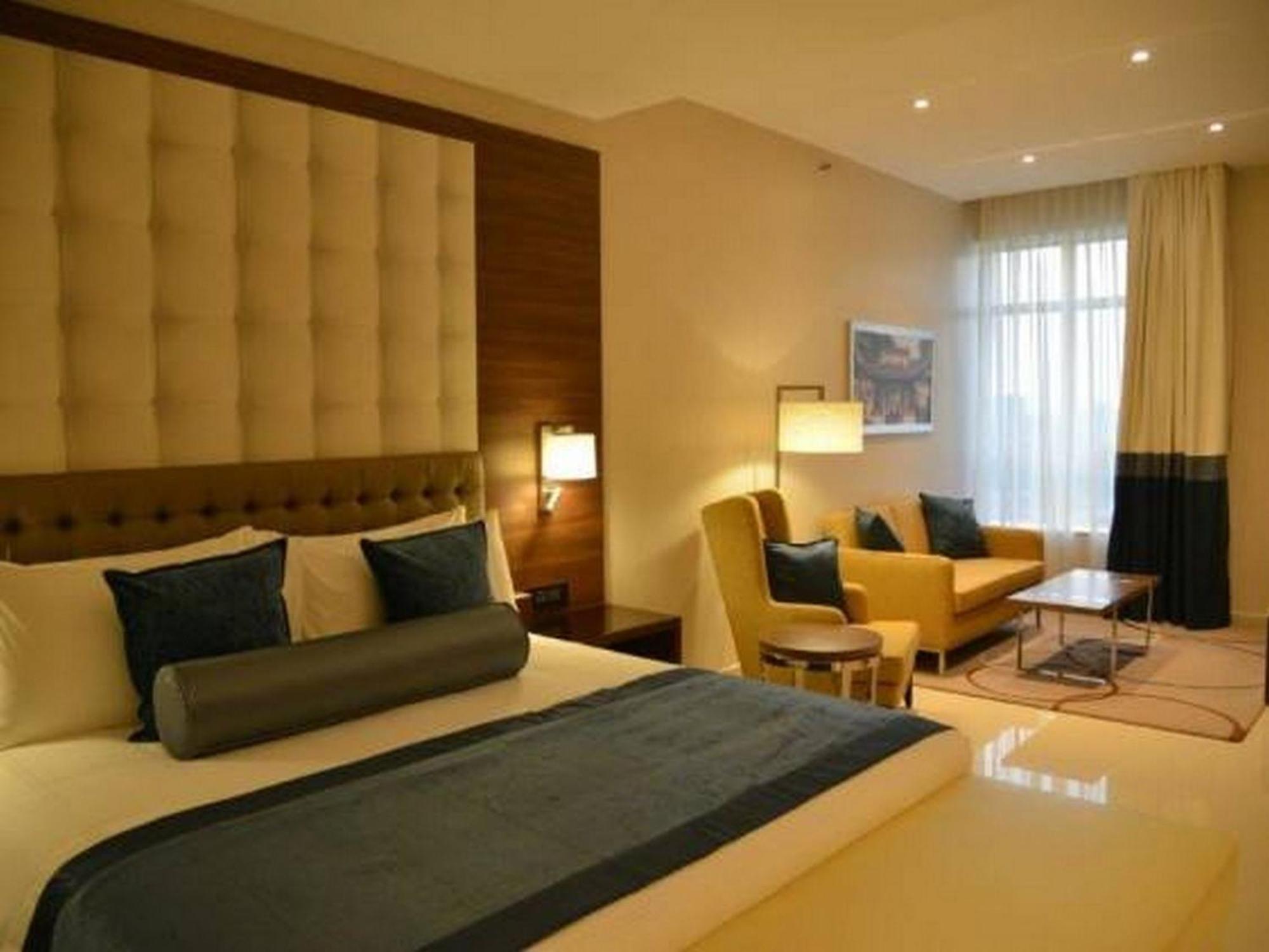 Room In Lodge - The Envoy Hotel And Suites Abuja Bagian luar foto